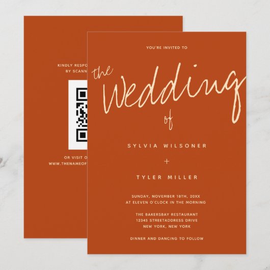 QR-Code Lässige Typografie Burnt Orange Wedding Einladung (Vorne/Hinten)
