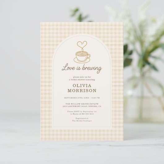 QR Code Love is Brewing Coffee Bridal Shower Einladung (Stehend Vorderseite)