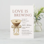 QR Code Love is Brewing Martini Bridal Shower Einladung (Stehend Vorderseite)
