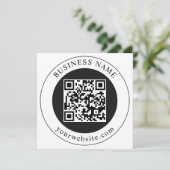 QR-Code mit editierbarem Firmennamen Save The Date (Stehend Vorderseite)