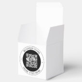 QR-Code mit editierbarem Firmennamen und kreisförm Geschenkschachtel (Geöffnet)