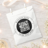 QR-Code mit editierbarem Firmennamen und kreisförm Geschenktütchen (Ausgeschnitten)