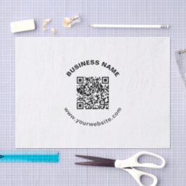 QR-Code mit fettgedrucktem Firmennamen und kreisfö Seidenpapier
