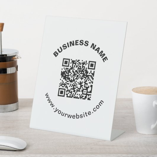 QR-Code mit Firmenname Fett Kreistext Sockelschild (In SItu)