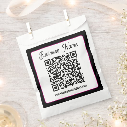 QR-Code mit kursorischer Handschrift Geschenktütchen (Ausgeschnitten)