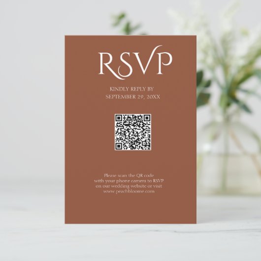 QR Code Modern Minimalistic Deep Copper Wedding RSVP Karte (Stehend Vorderseite)