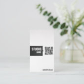 QR Code Modernes Elfenbeinmatte Schwarz Minimal Ve Visitenkarte (Stehend Vorderseite)