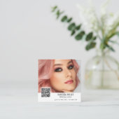 QR Code Modernes Make-up Artist Quadrat Quadratische Visitenkarte (Stehend Vorderseite)