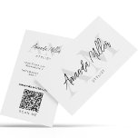 QR-Code Modernes Minimalistisches Monogramm Weißes Visitenkarte<br><div class="desc">Mit unserer modernen Minimalistischen Monogram White Silver Business Card präsentieren wir Ihnen eine elegante und elegante Lösung für Privatpersonen und Unternehmen, die einen anspruchsvollen Eindruck machen möchten. Diese Visitenkarten verbinden die Elemente des modernen Designs mit einer Touch der Einfachheit und schaffen eine stilvolle und berufliche Note für jede Branche. Unsere...</div>