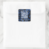 QR Code Navy Blue und Black Dunkel Modern Quadratischer Aufkleber (Tasche)