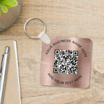 QR-Code oder Logo-Werbeaktion Rose Gold Schlüsselanhänger<br><div class="desc">Einfaches und elegantes Schlüsselanhänger für Ihr Unternehmen oder Ihre Organisation mit einer Rose Gold Imitate gebürstet metallische Hintergrund. Fügen Sie Ihren QR-Code oder Ihr Logo und zwei Zeilen benutzerdefinierten Text,  wie z. B. Ihr Firmenname,  Slogan,  danke,  oder verlass leer.</div>