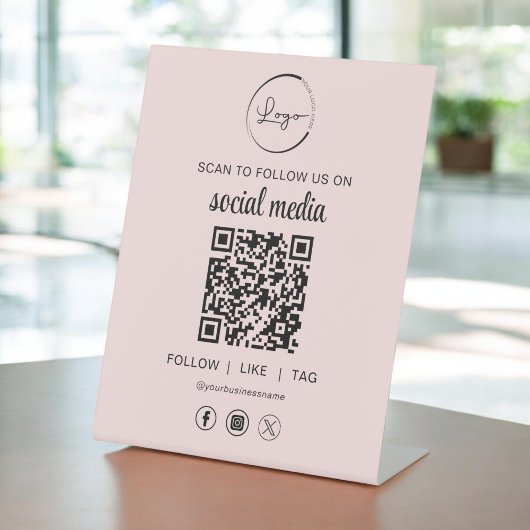 QR Code Pink Scan zu folgen uns im sozialen Netzwe Sockelschild