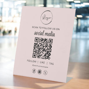 QR Code Pink Scan zu folgen uns im sozialen Netzwe Sockelschild