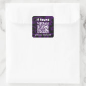 QR Code purple cute lost found Quadratischer Aufkleber (Tasche)