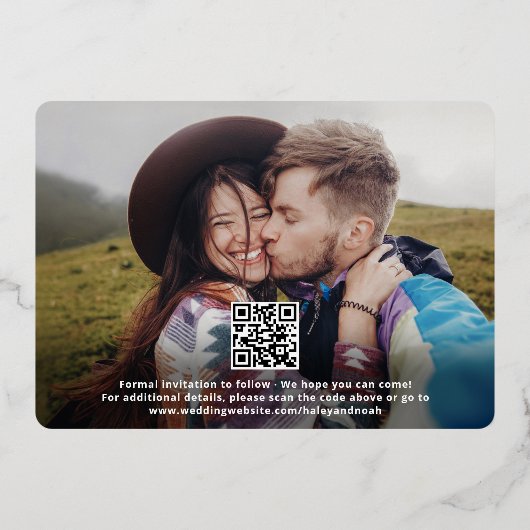 QR Code Retro Script 2 Foto Hochzeit Speichern Sie Folieneinladung (Rückseite)