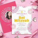 QR-Code Rosa Bat Mitzvah Foto Sternexplosion Fett  Einladung<br><div class="desc">Seien Sie stolz, freuen Sie sich und präsentieren Sie diesen Meilenstein Ihres Lieblings-Bat Mitzvah mit dieser lustigen, trendigen, groovy, personalisierten QR-Code-Einladung! Retro Pop heiß rosa und Korallen Blume Sternexplosionen mit Sternen von David, zusammen mit kühnen modernen gelben, heißen rosa und dunkelgrauen Sans Serif Typografie, überlagern einen sauberen weißen Hintergrund. Auf...</div>