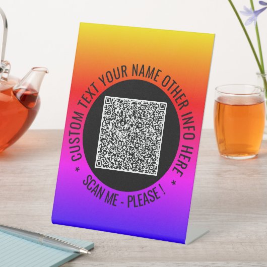 QR-Code-Scan und benutzerdefiniertes Text-Sperrzei Sockelschild (In Situ)