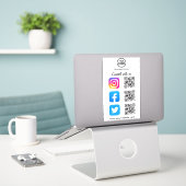 QR-Code-Scanner für die Verbindung auf Social Medi Aufkleber (Laptop auf Schreibtisch)