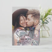 QR Code Sie sagte ja! Hochzeit Verlobung 2 Foto Save The Date (Stehend Vorderseite)