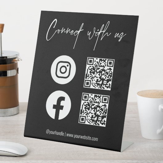 QR Code Social Media Connect mit US Business Sockelschild (In Situ)