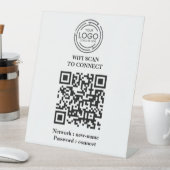 QR-Code Social Media-Zeichen mit Holz-Stand - Logo Sockelschild (In Situ)