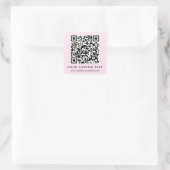 QR-Code und benutzerdefinierter Text hellrosa Quadratischer Aufkleber (Tasche)