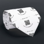 QR-Code und benutzerdefinierter Text Krawatte<br><div class="desc">Rundaufkleber mit QR-Code und individuellem Text. Ändern Sie Schriftart und Farben,  und verschieben Sie Elemente mit dem Entwurfstool und ändern Sie sie. NACHRICHT! SIE MÜSSEN DIE QR-CODEVORLAGE DURCH IHREN QR-CODE ERSETZEN!</div>