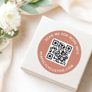QR-Code und benutzerdefinierter Text terracotta br Runder Aufkleber