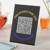 QR-Code und benutzerdefiniertes Muster für das Mus Sockelschild (In Situ)