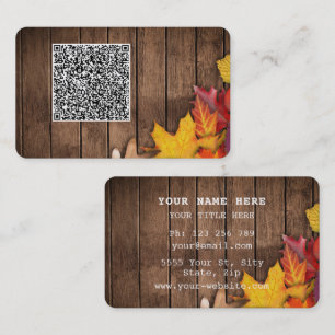 QR-Code Visitenkarte mit Herbstlaub auf Holz