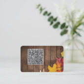 QR-Code Visitenkarte mit Herbstlaub auf Holz (Stehend Vorderseite)
