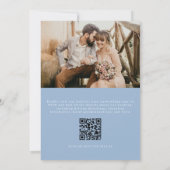 QR Code Wappen Dusty Blue Foto Moderne Hochzeit Einladung (Rückseite)
