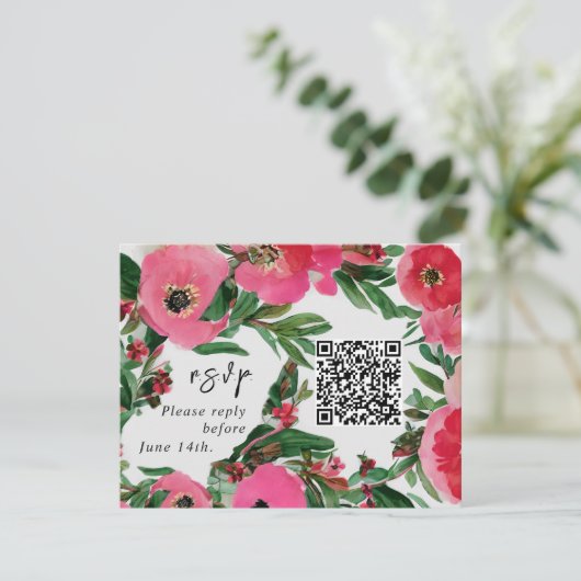 QR-Code Wasserfarbrosa Anemone Wedding RSVP Karte (Stehend Vorderseite)