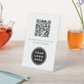 QR Code White Menu Logo Modernes Restaurant Sockelschild (In SItu)
