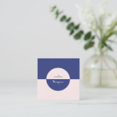 Qr-Code Zeitgenössisches Lila Rosa und Skriptmonog Quadratische Visitenkarte (Stehend Vorderseite)