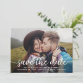 QR Code & Zwei Fotos Einfache moderne Skripthochze Save The Date (Stehend Vorderseite)