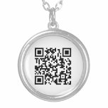 QR-Codedesign auf einem Versilberte Kette<br><div class="desc">Ideal für alle, die an einer Erkrankung leiden. Lass anderen scannen deinen QR-Code mit ihren Mobiltelefonen, um deine Kontaktnummer oder einen Link zu deinen Informationen zu erfahren. Ersetzen Sie das Bild durch Ihren eigenen hochgeladenen QR-Code. Es gibt verschiedene Websites, auf denen Sie QR Codes kostenlos erstellen und herunterladen können. QR...</div>