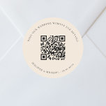 QR-Codedetails der Hochzeitwebsite uAwg beige Runder Aufkleber<br><div class="desc">Fügen Sie Ihre URL für Ihre Hochzeitswebsite hinzu. Für Informationen,  Details,  Online-uAwg. Beige,  cremefarbene Hintergrundfarbe,  schwarzer Text.</div>