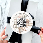 QR-Codedetails für Hochzeitsseiten uAwg Pampas Runder Aufkleber<br><div class="desc">Fügen Sie Ihre URL für Ihre Hochzeitswebsite hinzu. Für Informationen,  Details,  Online-uAwg. Weiße,  mit Erdgeschmückten Blumen,  Pampas-Gras und Eukalyptusgrün dekorierte Untergründe.</div>