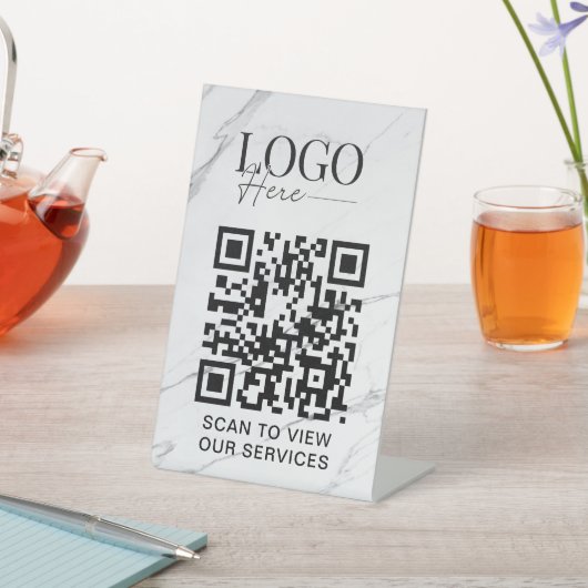 QR-Logos für Unternehmen Moderner Salon aus weißem Sockelschild (In SItu)