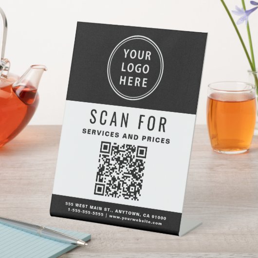 QR-Logos Schwarz-weiß Sockelschild (In Situ)