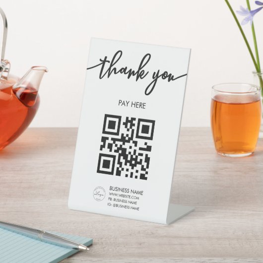 QR-Logoschild für White Scan Me QR Sockelschild (In SItu)