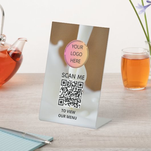 QR-Menü-Zeichen für Milchflasche Sockelschild (In SItu)