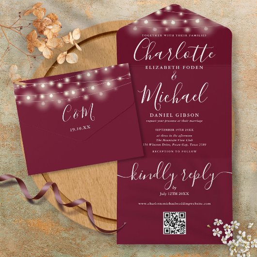 QR-Monogramm-Hochzeit von Burgundy String Lights All In One Einladung
