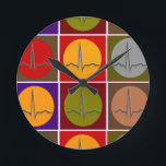 QRS Pop Art Runde Wanduhr<br><div class="desc">Cardiac QRS Pop Art designed Ohrfeigen. Perfekte Nursen, Kardiologen und Medical Professionals.</div>