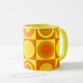 Quadrate von Funky Retro Orange Yellow Circles Tasse (VorderseiteRechts)