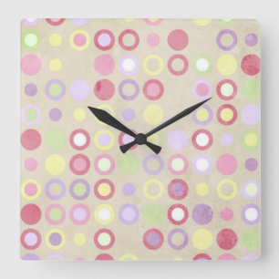 Quadratische Wanduhr mit rosa Tupfen