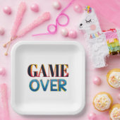 Quadratischer weißer Teller mit fettem Text "GAME  (Party)