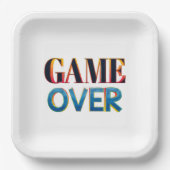 Quadratischer weißer Teller mit fettem Text "GAME  (Vorderseite)