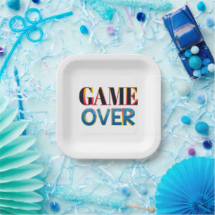 Quadratischer weißer Teller mit fettem Text "GAME 